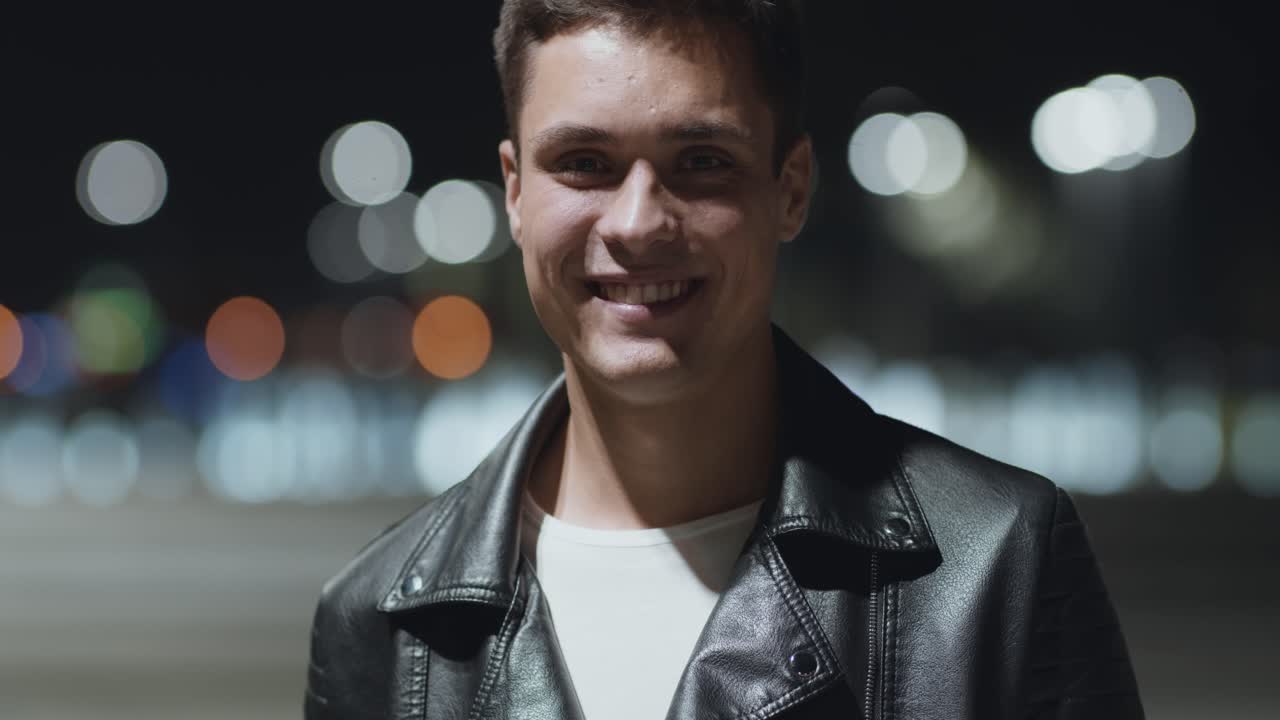 밤에 행복한 남자