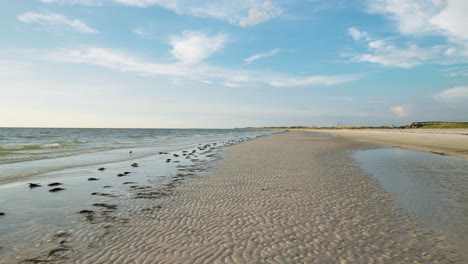 Marea-Creando-Hermosos-Patrones-De-Arena-En-Una-Vasta-Playa-Vacía-Con-Cielo-Azul-Con-Nubes-Tenues---Parque-Fort-Desoto,-Florida,-Ee.uu.