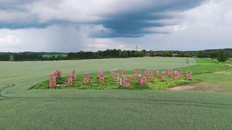 Ruinen-Eines-Antiken-Gebäudes,-Das-Aussieht-Wie-Stonehenge,-Smiltene,-Lettland