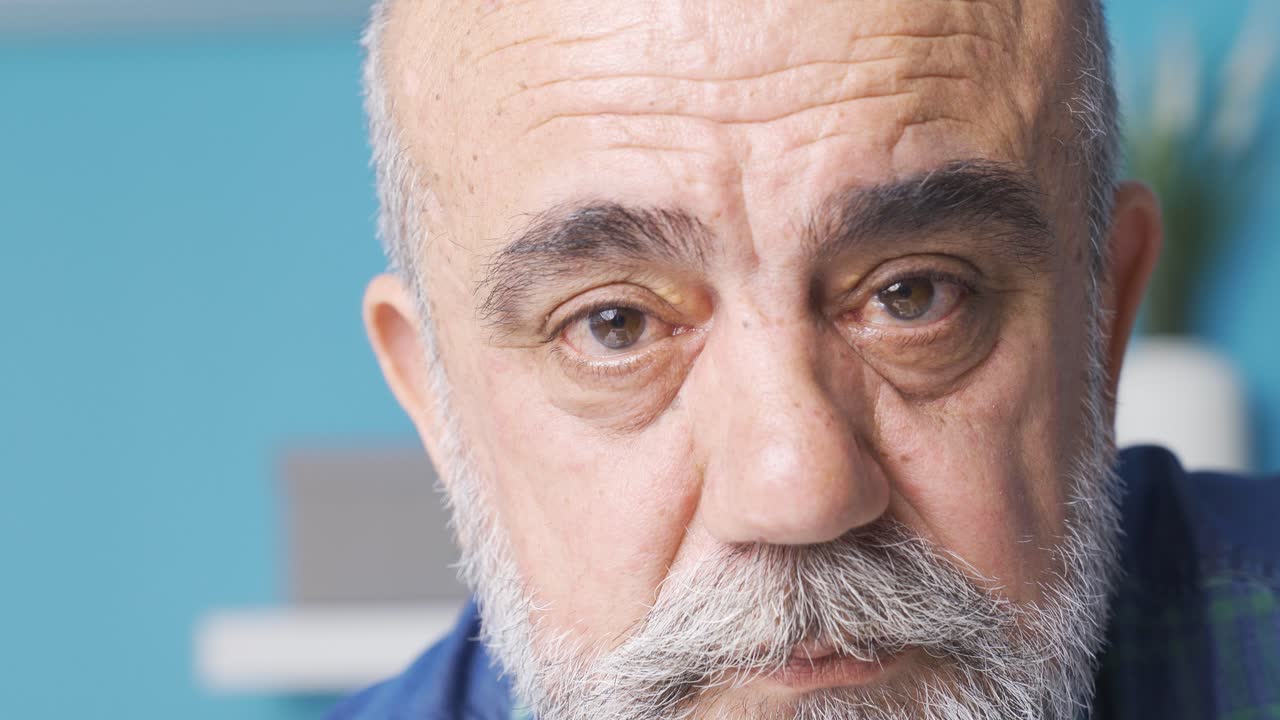 retrato en primer plano de un anciano infeliz y deprimido.