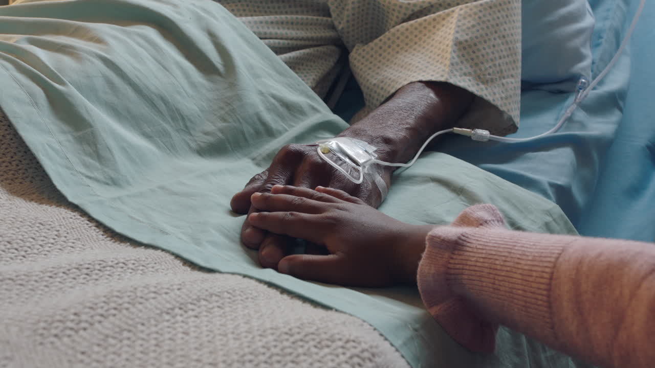 una bambina che tocca la mano del nonno sdraiato in un letto d'ospedale un bambino che mostra affetto al capezzale del nonno che si sta riprendendo da una malattia assistenza sanitaria sostegno familiare