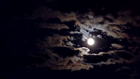 misterioso cielo nocturno con luna llena y nubes blancas en el cielo noctur no