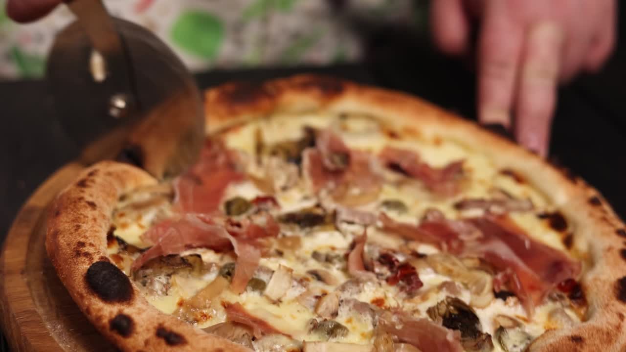 맛있는 집에서 만든 피자를 잘라내는 것