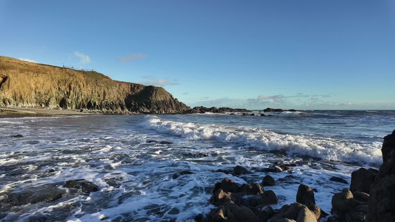 Filmisk timelapse af indkommende bølger på en stenstrand om vinteren, Copper Coast, Waterford, Irland