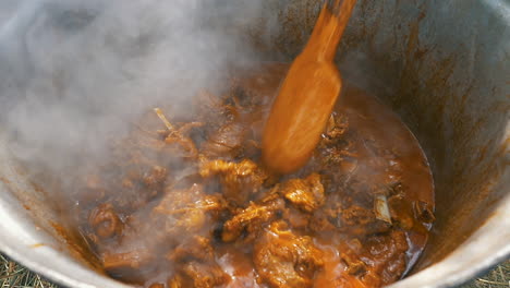 Cámara-Lenta-De-Cocinar-Estofado-De-Cordero-Con-Cuchara-De-Madera-En-Caldero-Grande