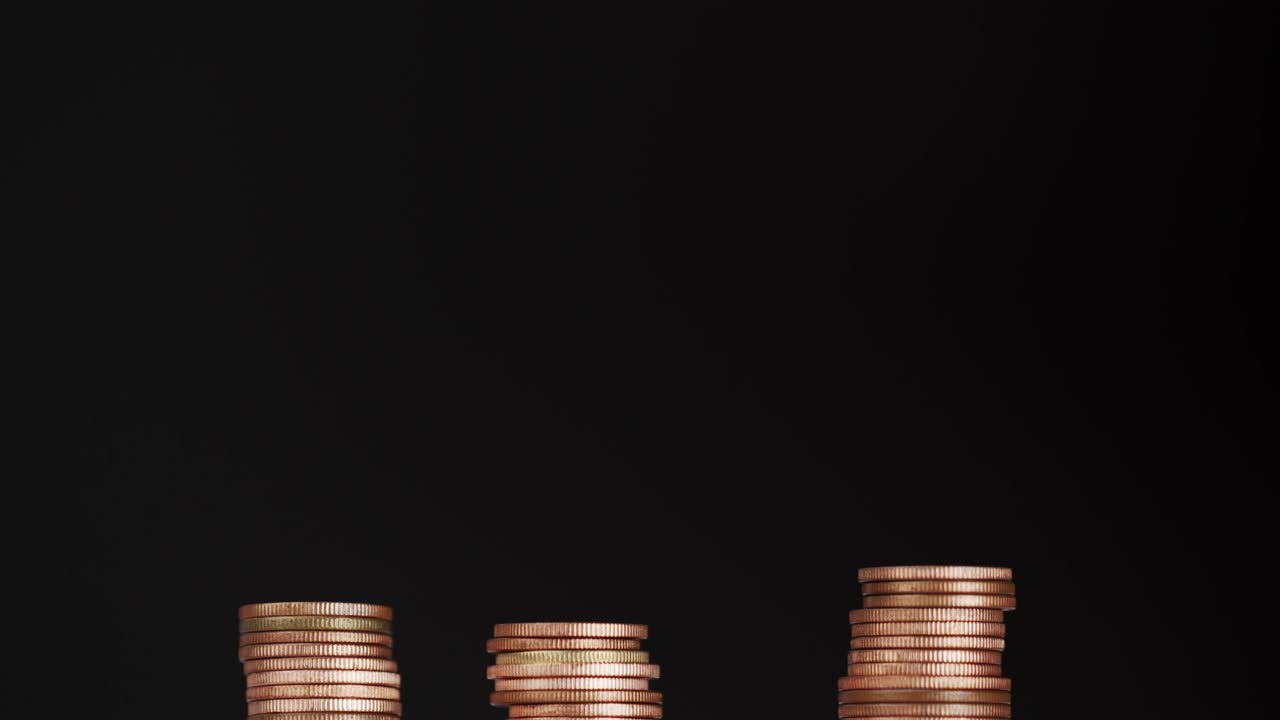 recogiendo monedas y apilando montones de monedas.