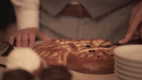 cortando un delicioso pastel de bayas