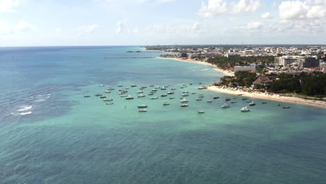 Flotte-Von-Yachten-Vor-Anker-In-Den-Hafengewässern-Von-Playa-Del-Carmen-In-Der-Nähe-Des-Strandes