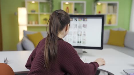 mujer joven asiática ordenando desde el comercio electrónico sigue desde la computadora y el teléfono y las compras se completan.