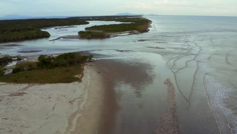 Aerial-view-over-Panama-sandy-palm-tree-coastal-wilderness-moving-forward-across-long-isle