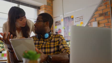 diseñadores gráficos trabajando juntos en una tableta digital en el escritorio en la oficina 4k