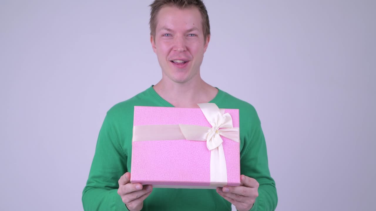 발렌타인 데이를 위해 준비된 젊은 잘생긴 남자