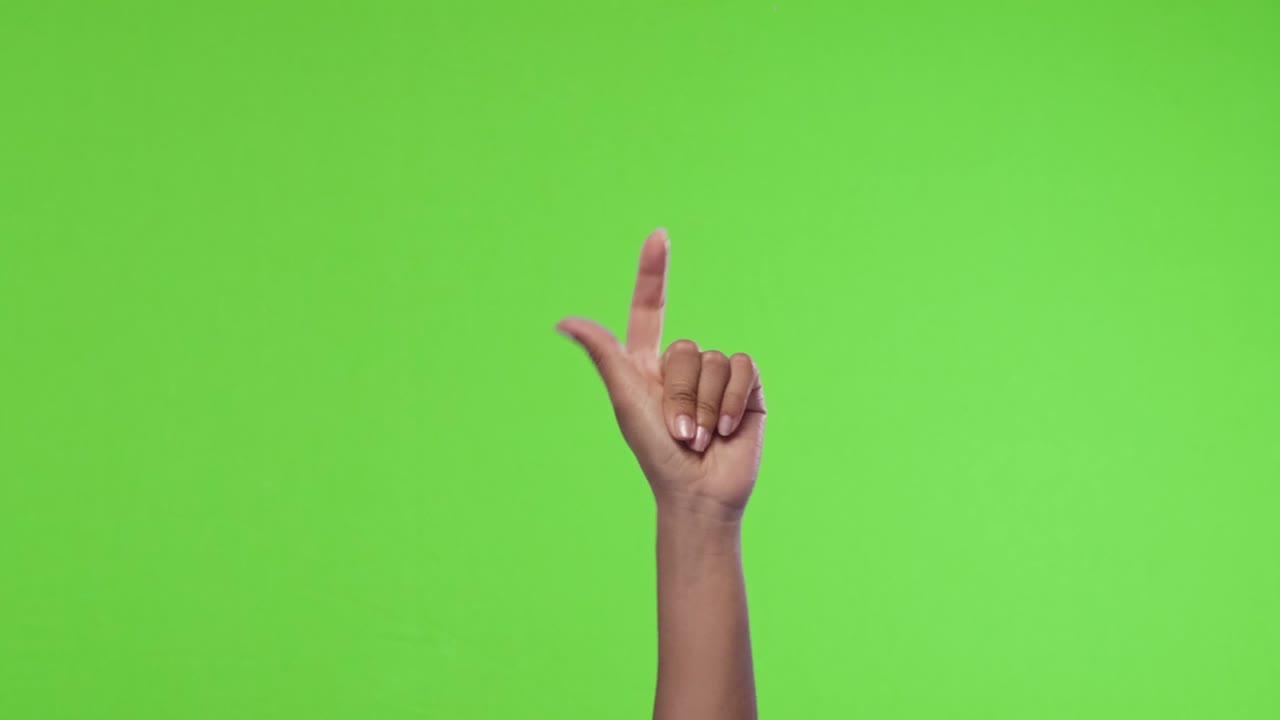 la mano de una mujer afroamericana chasqueando el dedo en el estudio chromakey