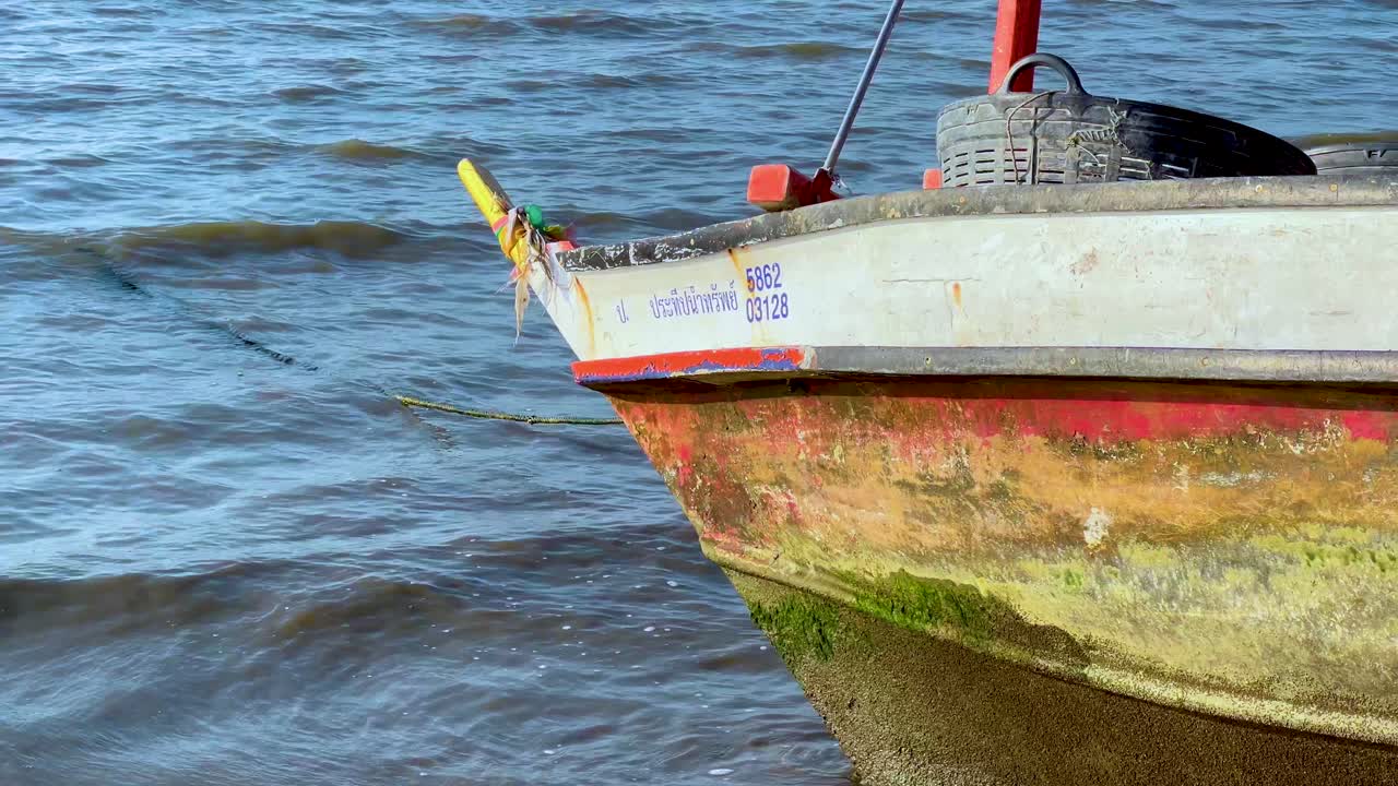 un barco navegando las olas en chonburi, tailandia