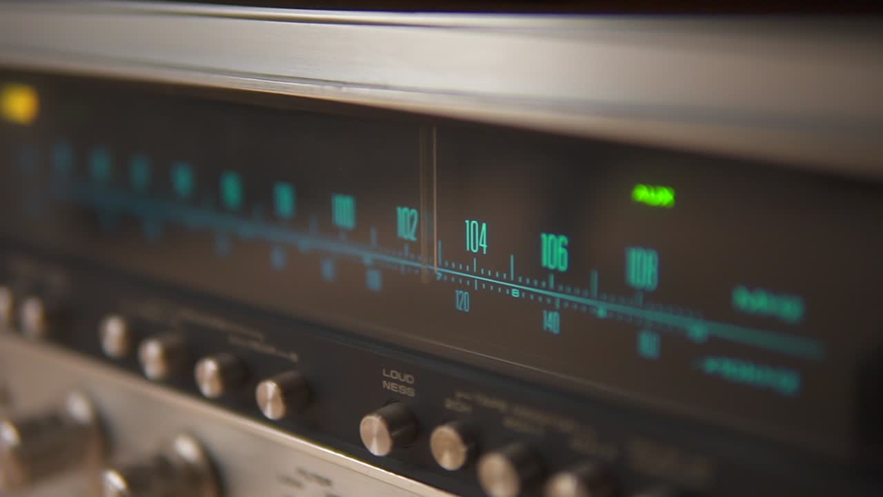Panning over the radio frequencies available on the old, retro amplifier