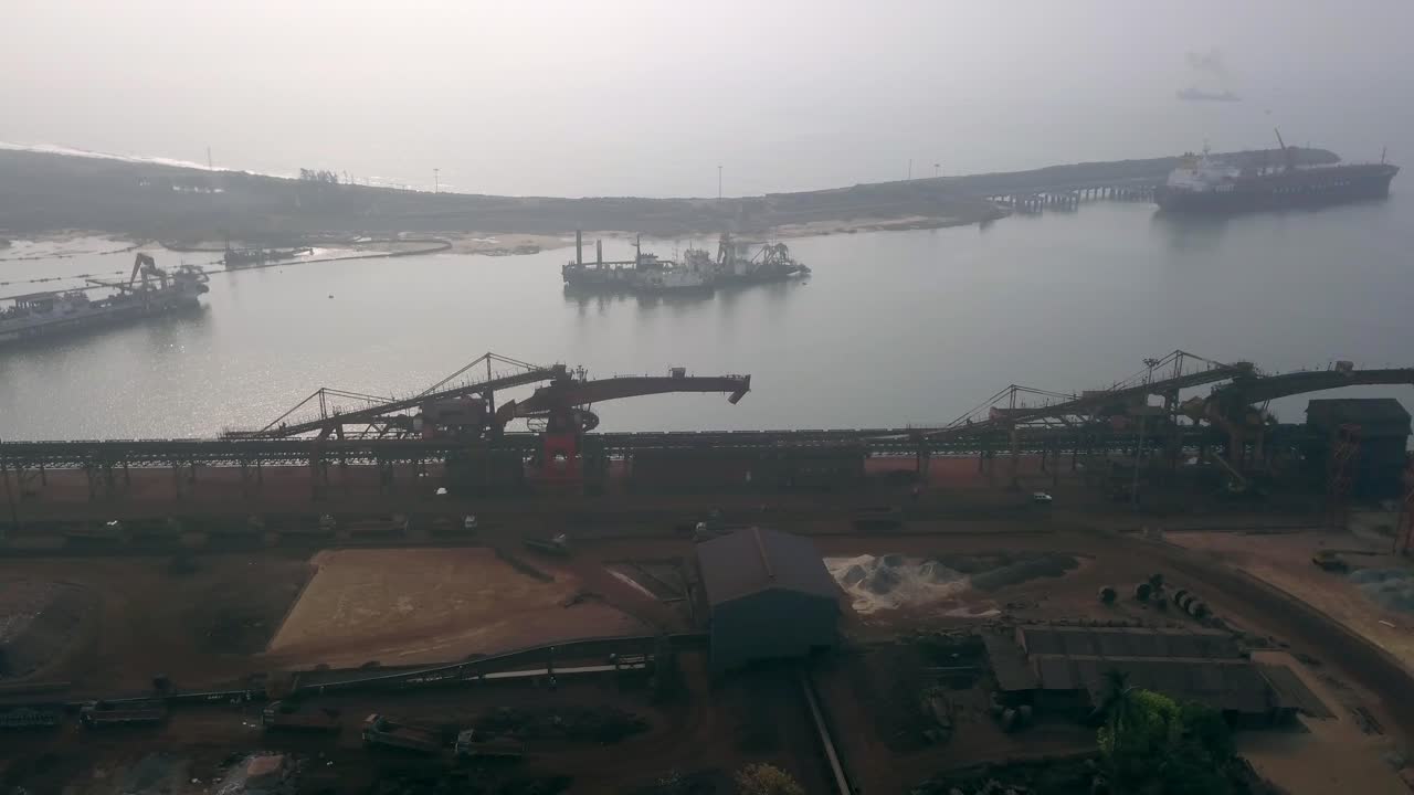 인도의 동부 해안에 있는 파라디프의 거대한 항구 항구 - 파닝 항공 촬영
