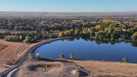 evans colorado arrowhead drive con reflejos del lago estableciendo el disparo