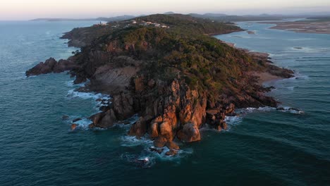 Ciudad-De-Queensland-De-1770-1770-Y-Bustard-Bay-Dramático-Atardecer-Aéreo,-Australia