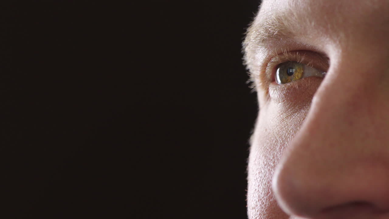 primer plano de un ojo marrón que muestra conciencia