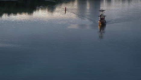 Drohnenschuss-Schiff-Schwimmt-Still-Auf-Dem-Fluss-Drohnenschuss.-Rote-Boje,-Die-Auf-Wellen-Schwankt.