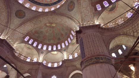 el interior de la mezquita azul en estambul