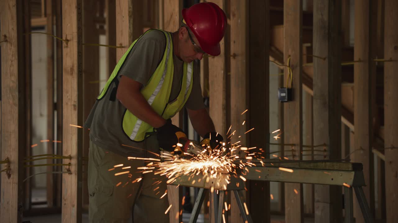 trabajador de la construcción moliendo metal y haciendo chispas, cámara lenta