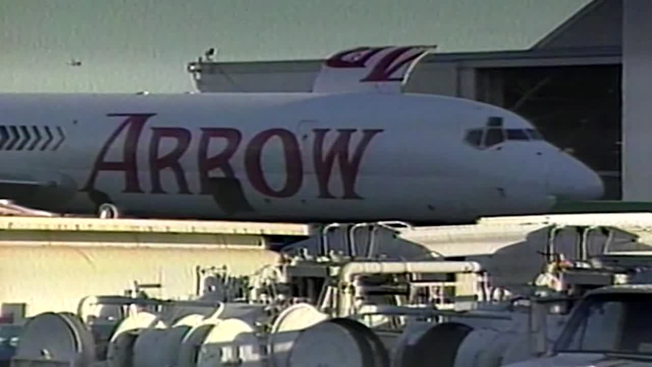 1995년 공항에서 arrow airlines 비행기 탑승