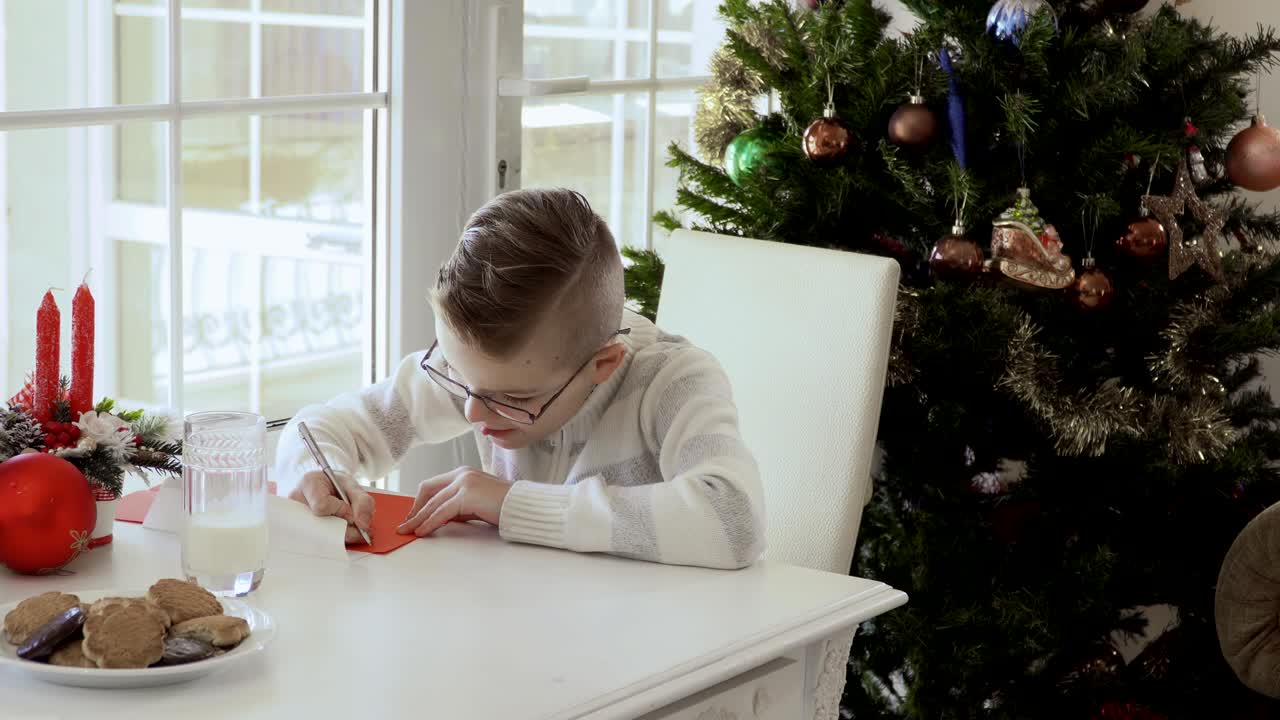 мальчик, принеси печенье и молоко и начни писать письмо санта-клаусу.