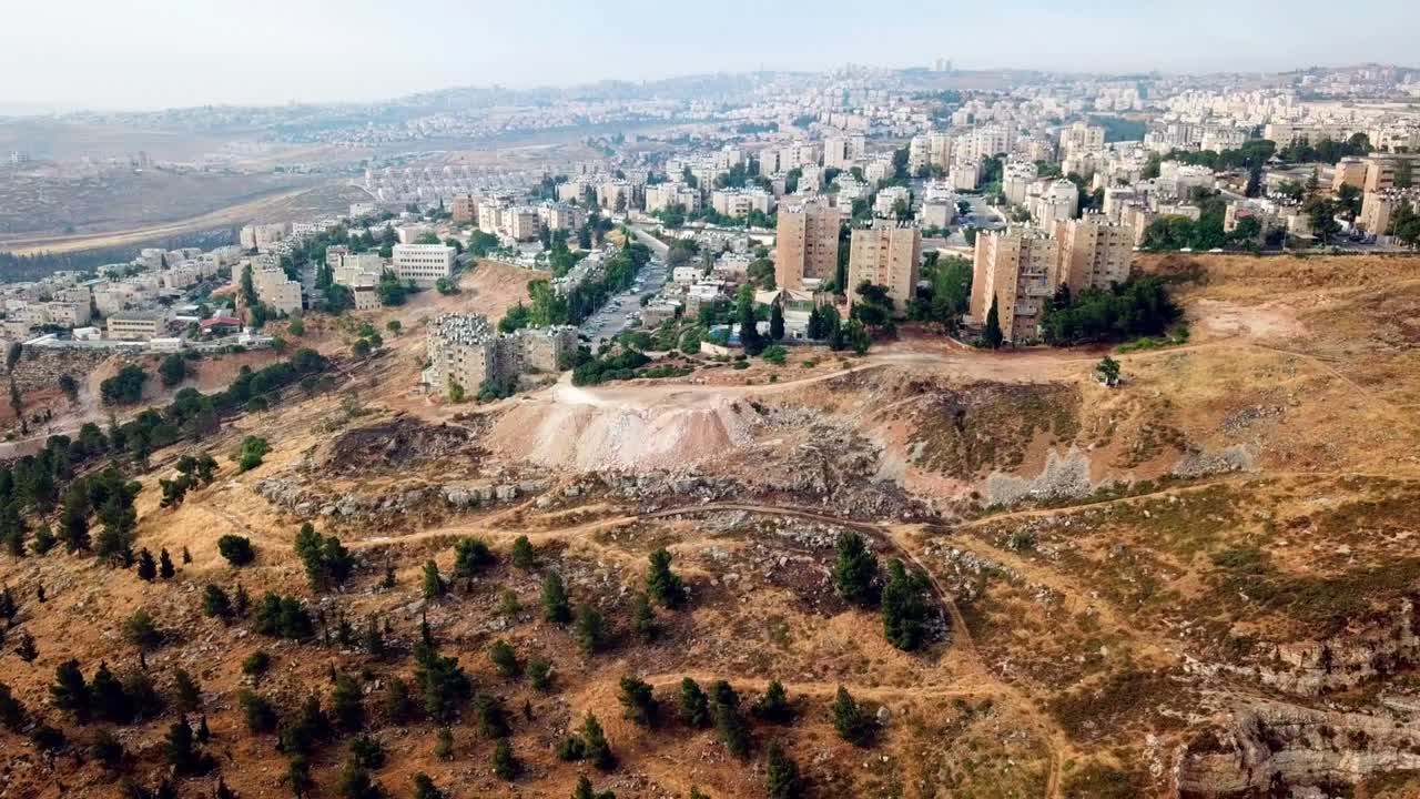 barrio judío y árabe dividido por un muro de seguridad