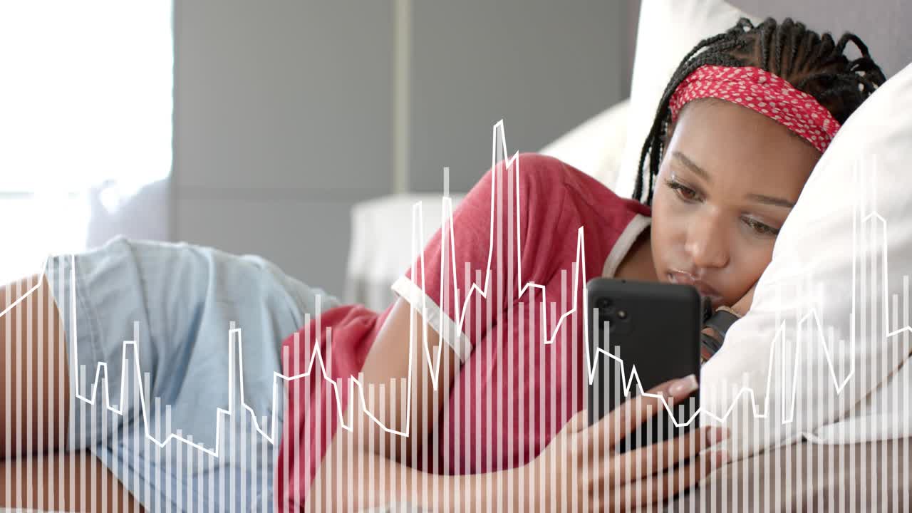 Donna che tocca lo schermo del telefono e genera una forma d'onda audio animata mentre è sdraiata sul letto per ascoltare la musica