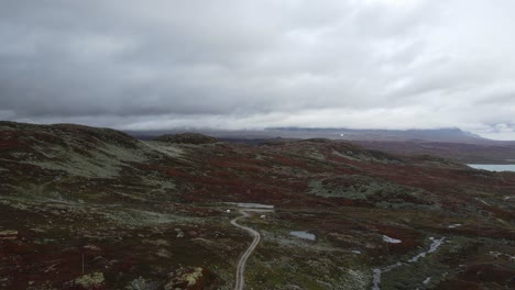 Volando-Sobre-El-Parque-Nacional-Hardangervidda-En-El-Sur-De-Noruega---La-Meseta-Más-Grande-De-Europa