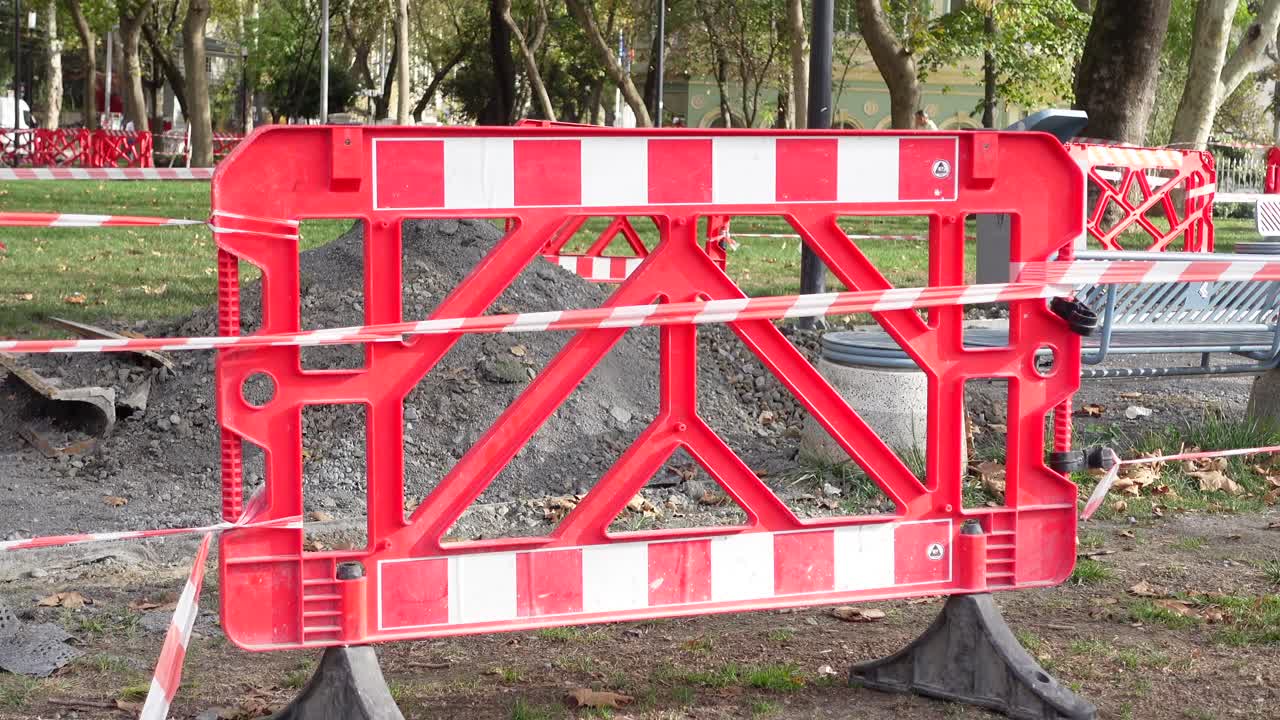 경고 테이프와 함께 빨간색과 색 건설 장벽