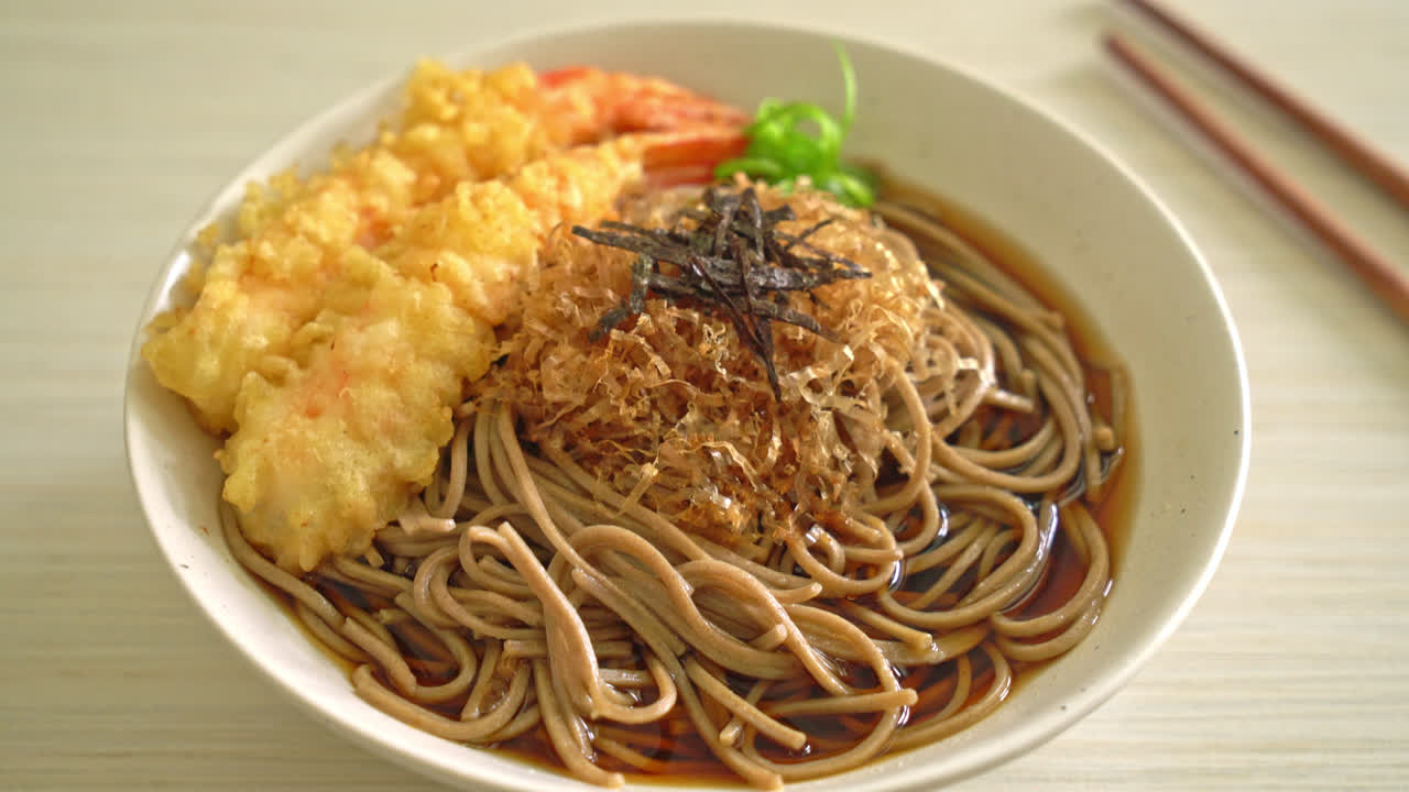 fideos ramen japoneses con camarones tempura - estilo de comida asiática