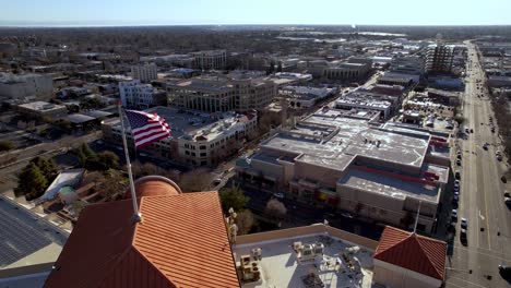 Modesto-California-Bandera-Americana-Ondea-Encima-Del-Edificio