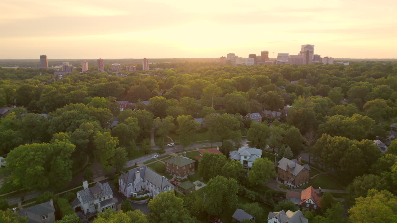 세인트의 아름다운 동네에 있는 집 위로 클레이튼 스카이라인과 일몰에서 벗어나십시오.