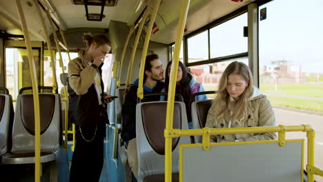 mujer joven sentada en el autobús