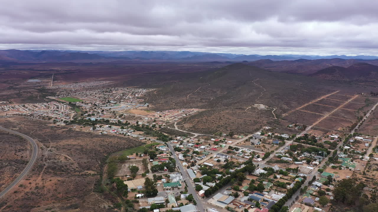 pequeña ciudad rural en el campo de sudáfrica tomada aérea