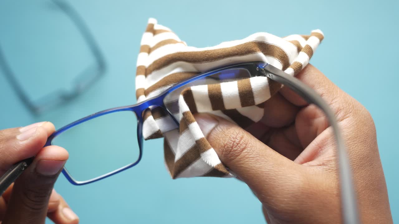 How to Clean Your Eyeglasses