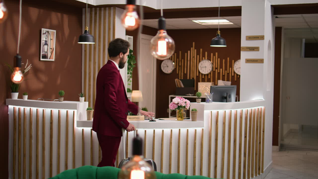 el hombre de negocios toca la campana de servicio en el vestíbulo.