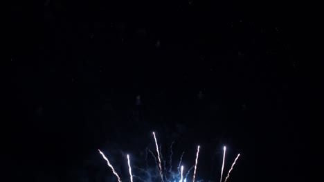 hermosa exhibición de trabajo de fuego colorido por la noche para la celebración en el festival