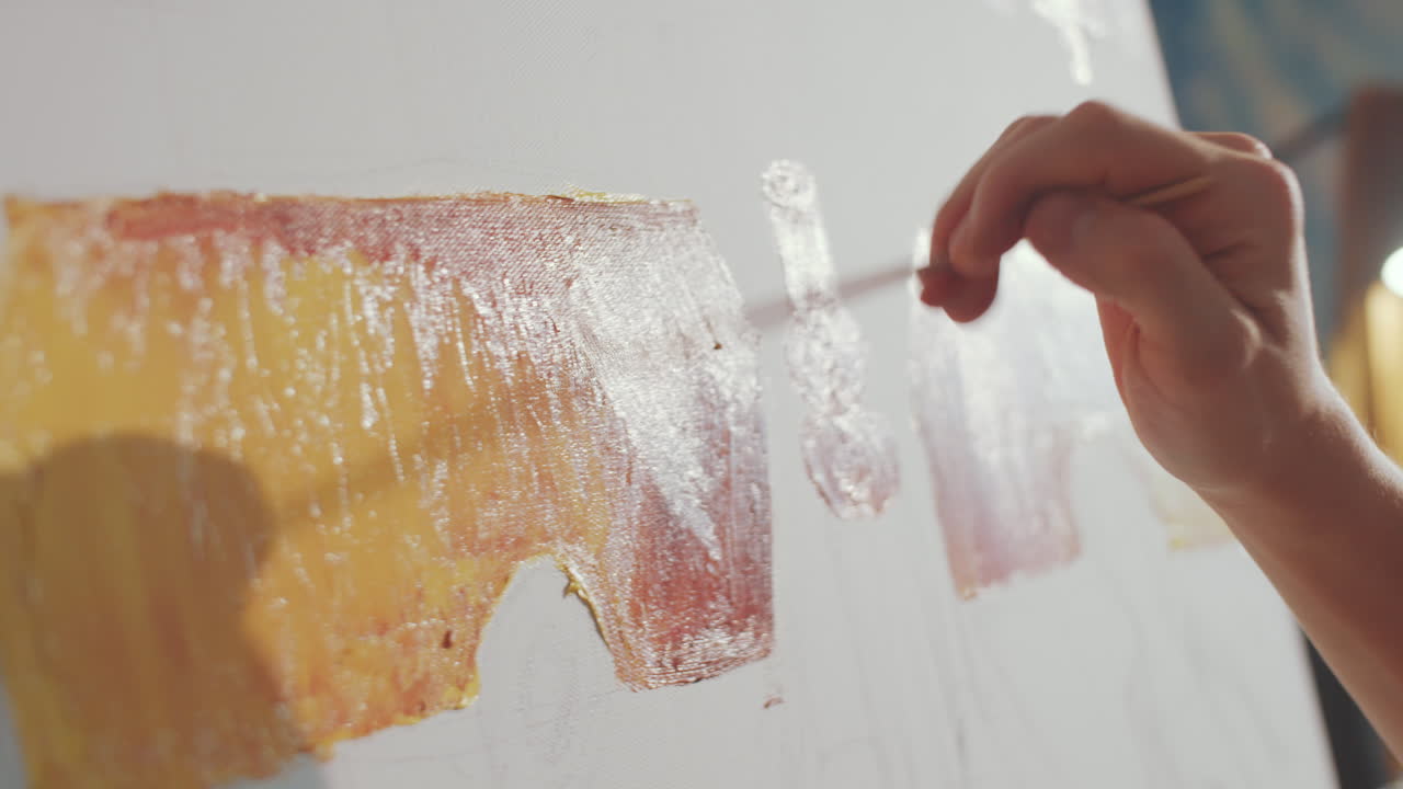 브러시로 캔버스에 그림을 그린 그림의 클로즈업