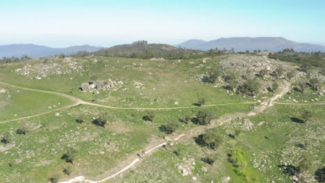 trilha através de uma montanha rochosa íngreme no norte de portugal - tiro de rastreamento aéreo fly-over