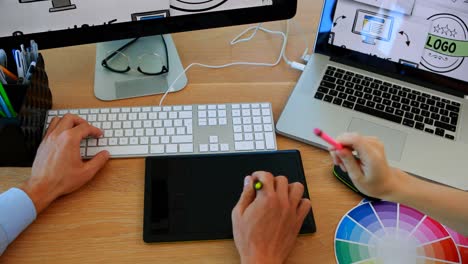 diseñadores gráficos que trabajan en el escritorio