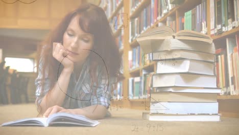 animación de ecuaciones matemáticas sobre una estudiante estudiando en la biblioteca