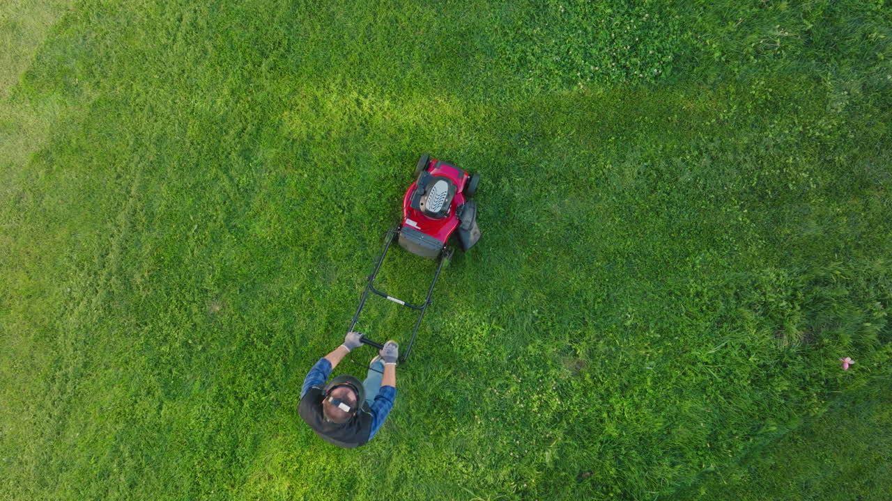 잔디 기 기계 로 풀 을 는 사람