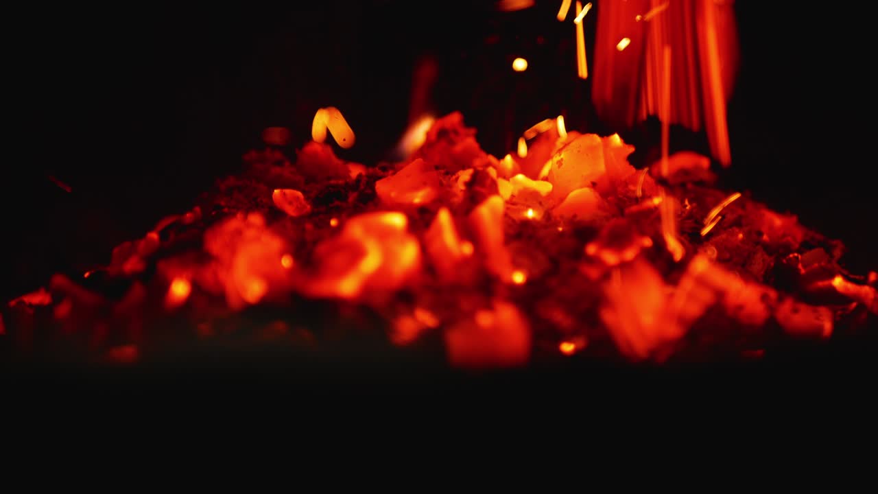 불타는 나무 석탄 불꽃이 재로 떨어집니다.