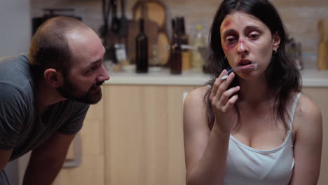 mujer burlada fumando en la cocina