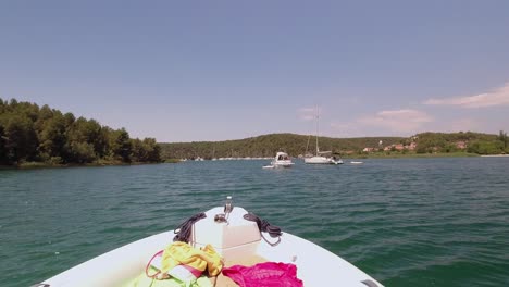 anclado en la tranquila bahía de skradin, croacia, acceso al parque nacional krka