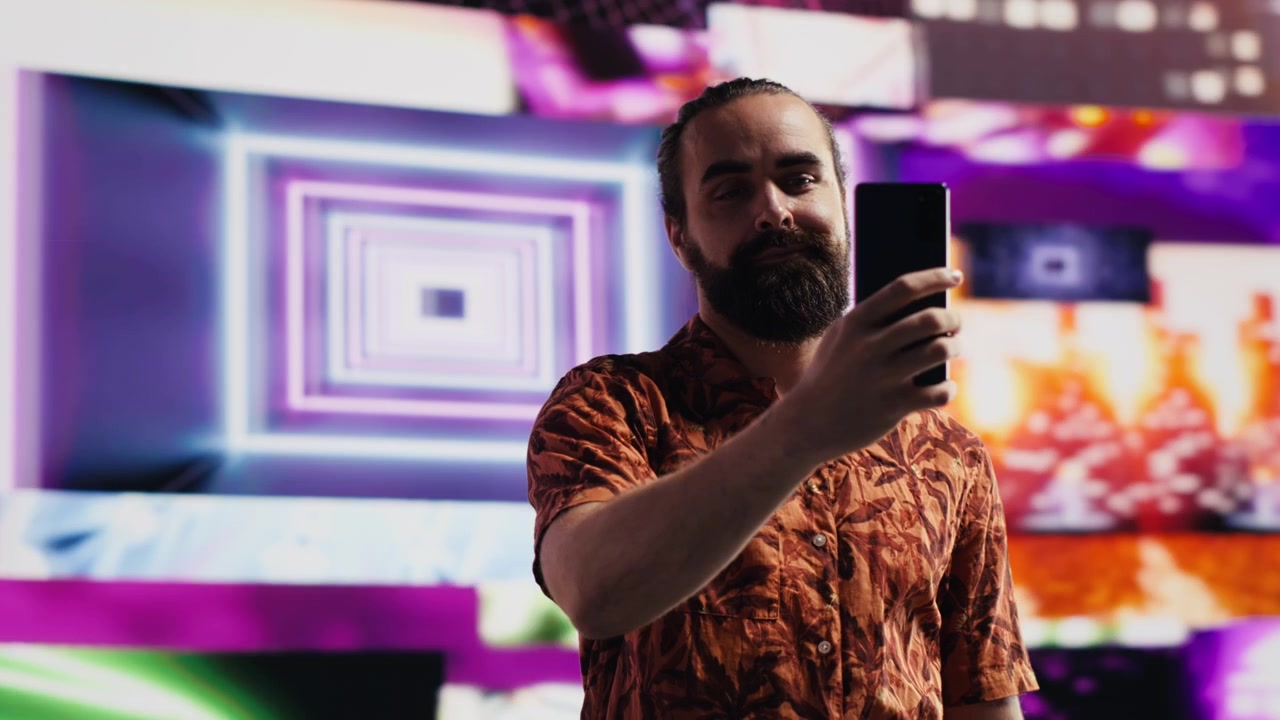 Utøver tar mobil-selfies midt i cyberpunk-visueller.