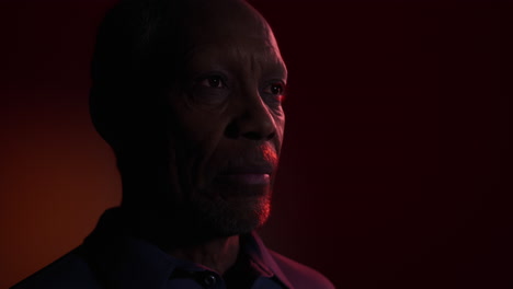 retrato de estudio de un apuesto hombre negro africano
